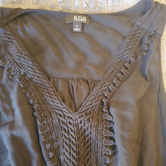 Black sleeveless top - Picture 2 of 3